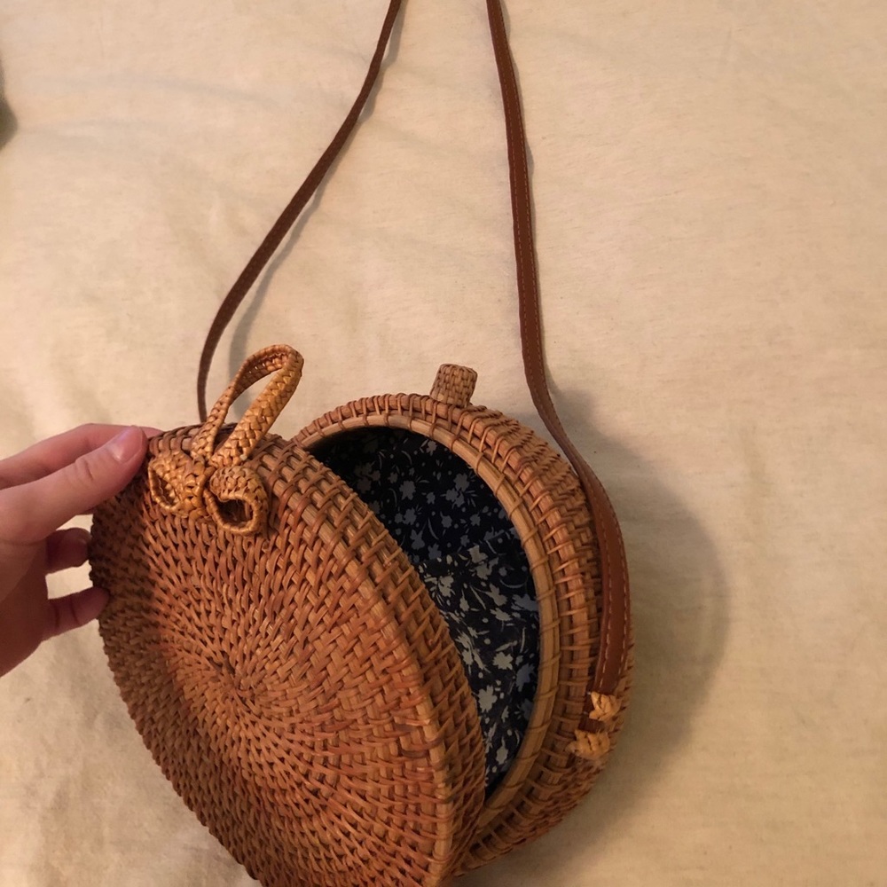 Round wicker purse
